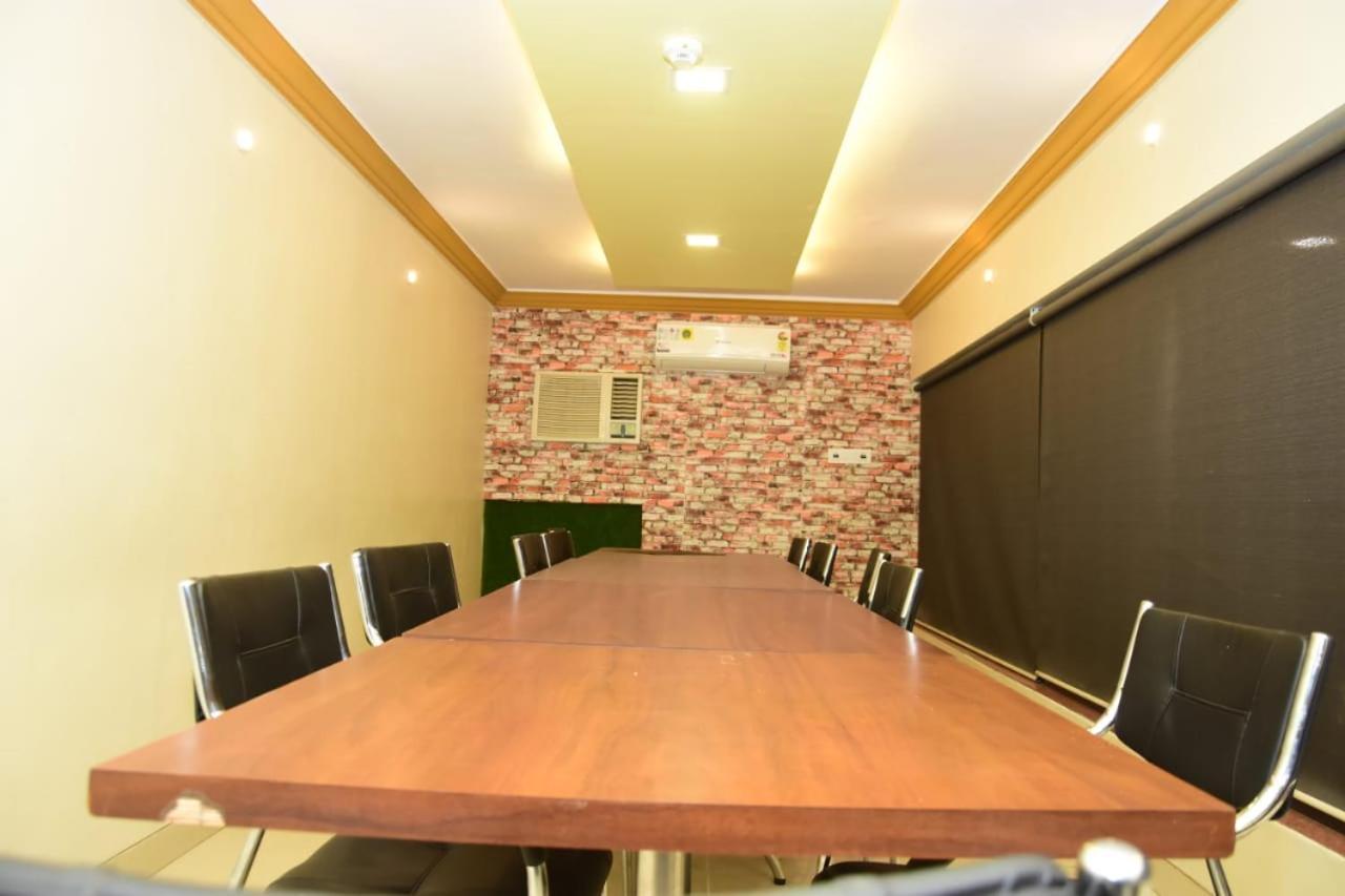 Hotel Shiv International Bhachau ภายนอก รูปภาพ