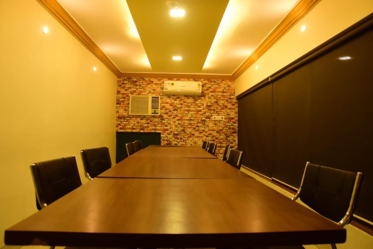 Hotel Shiv International Bhachau ภายนอก รูปภาพ