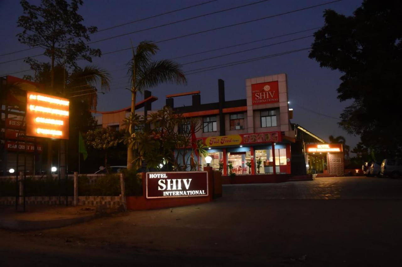 Hotel Shiv International Bhachau ภายนอก รูปภาพ